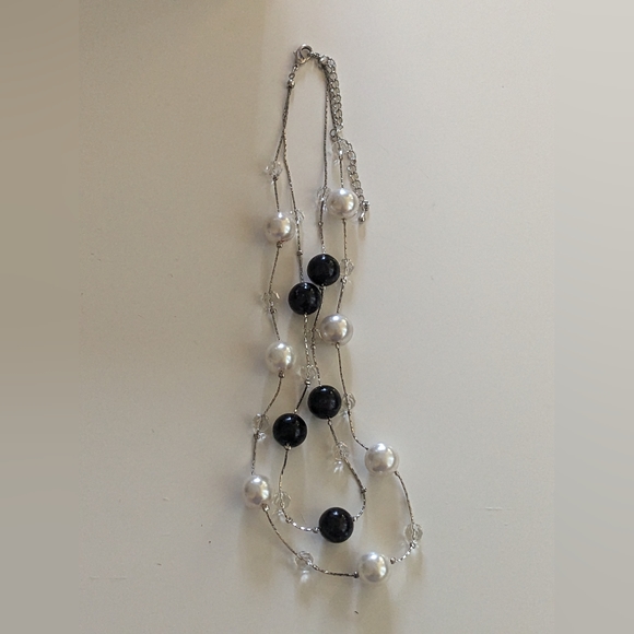 Black and Pearl beaded necklace - Picture 2 of 4